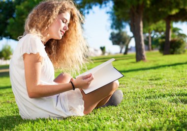 Kadın kitap okuyor.