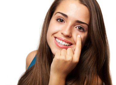 göz işaret eden kadın