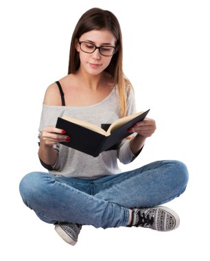 Kadın kitap okuyor.