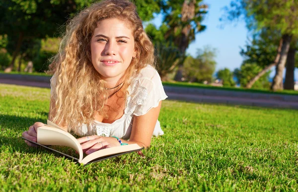 Kadın kitap okuyor. — Stok fotoğraf