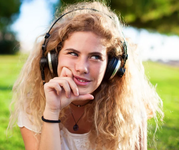 Frau hört Musik — Stockfoto