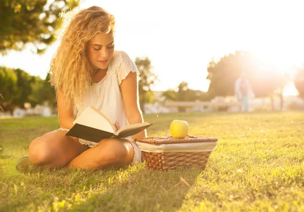 Vrouw lezing boek bij park — Stockfoto