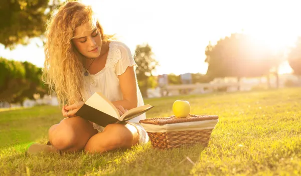 Vrouw lezing boek bij park — Stockfoto