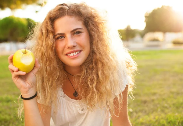 Mujer comiendo manzana —  Fotos de Stock