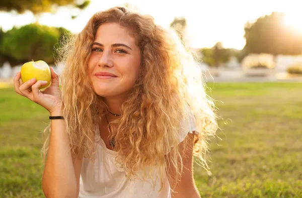 Frau isst Apfel — Stockfoto