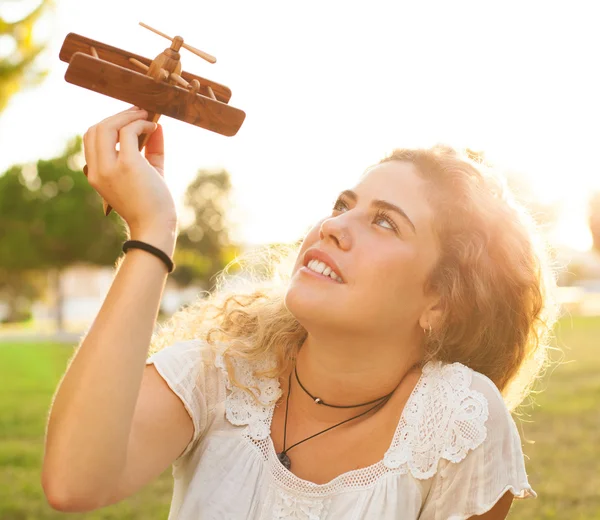 Vrouw bedrijf vliegtuig — Stockfoto