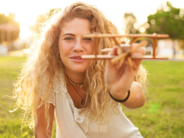 Vrouw bedrijf vliegtuig — Stockfoto