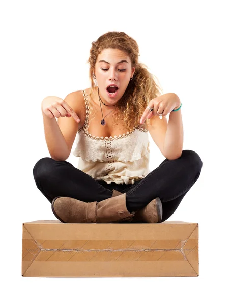 Žena sedí na karton — Stock fotografie