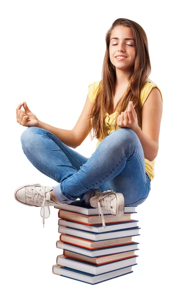 Menina sentada na torre de livros — Fotografia de Stock