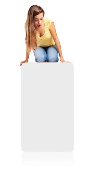 Chica sorprendida en un póster de papel — Foto de Stock