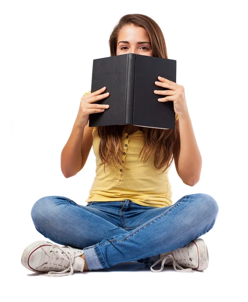 Mujer detrás del libro — Foto de Stock