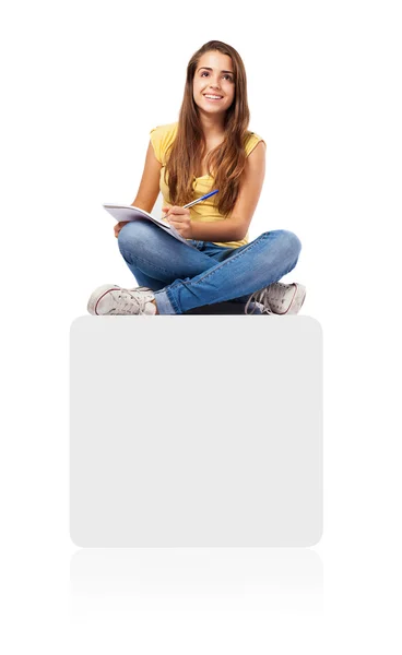 Student sitzt auf Kiste und studiert — Stockfoto