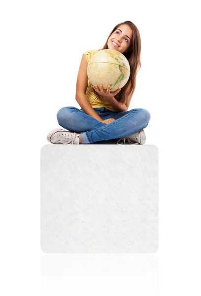 Женщина держит земной шар — стоковое фото