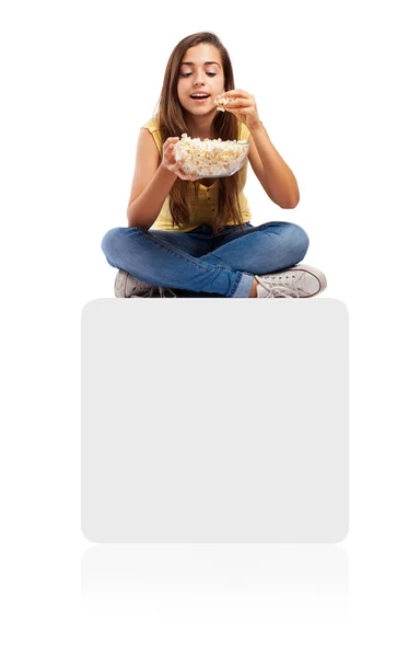 Frau mit Popcorn-Schale — Stockfoto