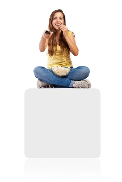 Mujer comiendo palomitas de maíz y viendo televisión —  Fotos de Stock