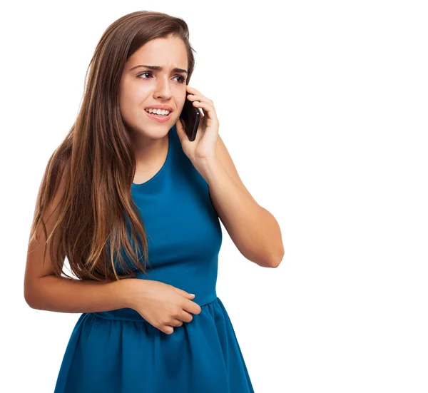 Ung kvinna talar med mobil — Stockfoto