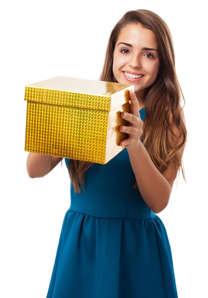 Женщина держит подарок — стоковое фото