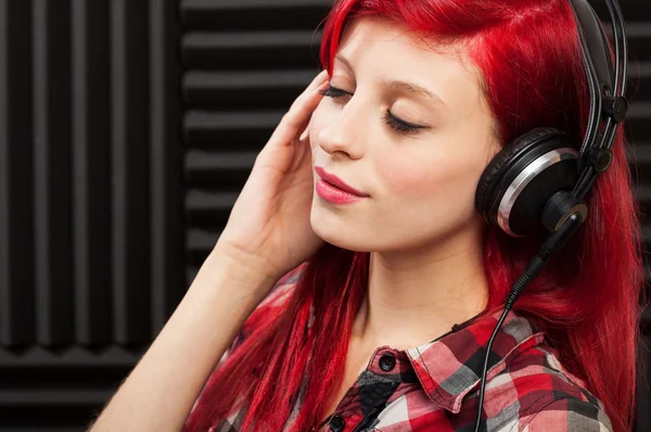 Mujer joven grabando canción — Foto de Stock