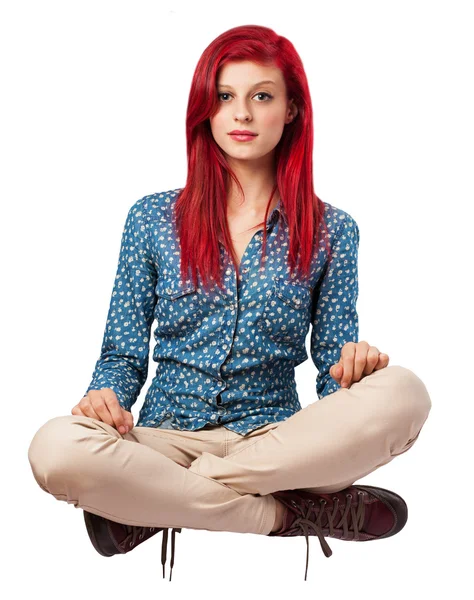 Młoda kobieta siedzi — Zdjęcie stockowe