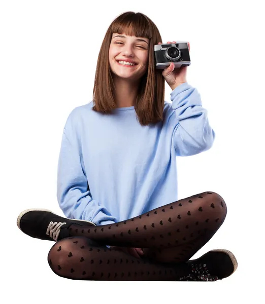 Mladá dívka drží fotoaparát — Stock fotografie