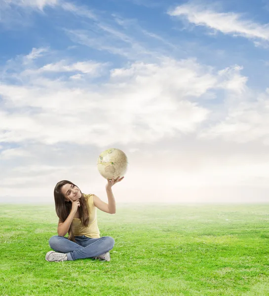 地球儀を保持している女性 — ストック写真
