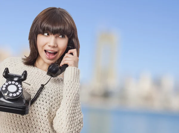 Femme parlant au téléphone — Photo