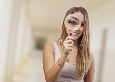 Büyüteç arayan kadın