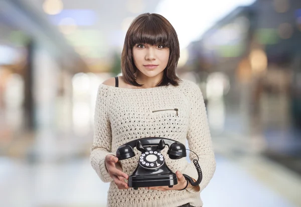 Mujer sosteniendo teléfono —  Fotos de Stock