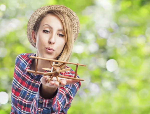 Vrouw met vliegtuig — Stockfoto