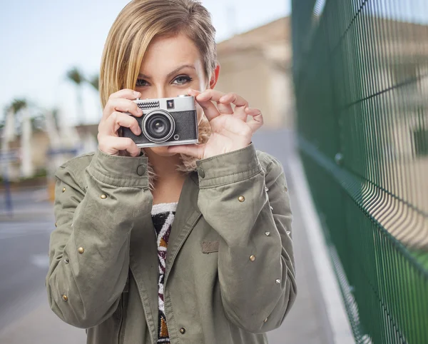 Mujer con cámara — Foto de Stock