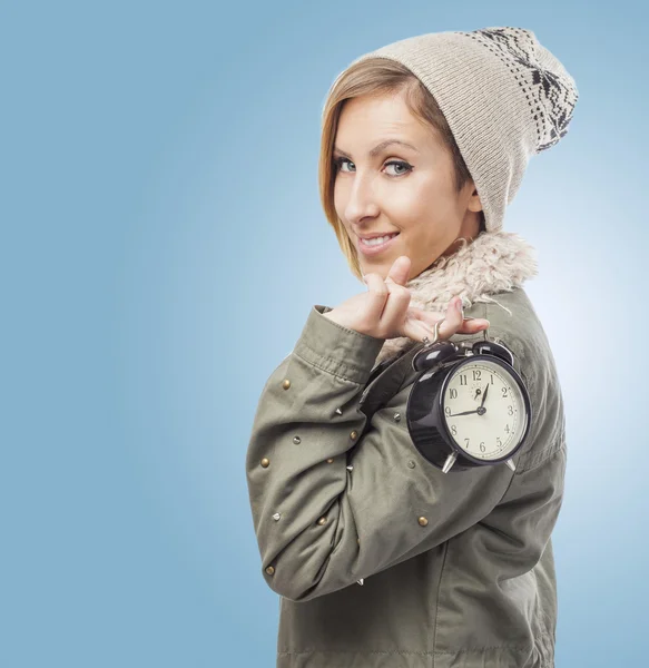 Mujer sosteniendo reloj —  Fotos de Stock