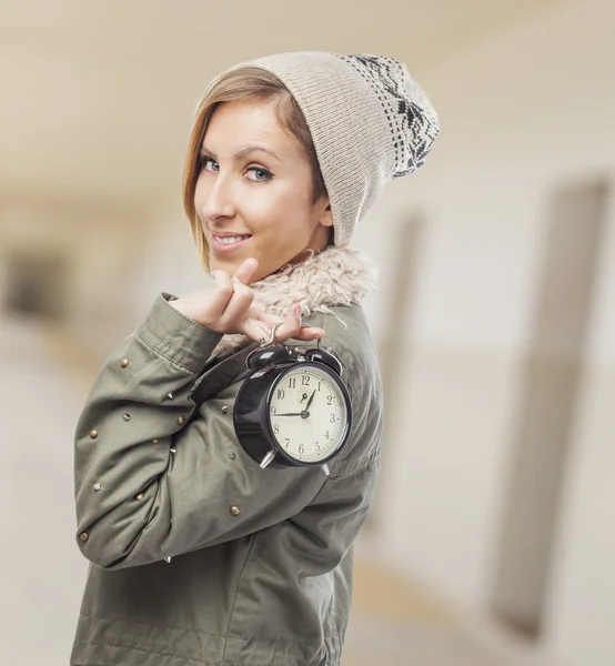 Mujer sosteniendo reloj — Foto de Stock
