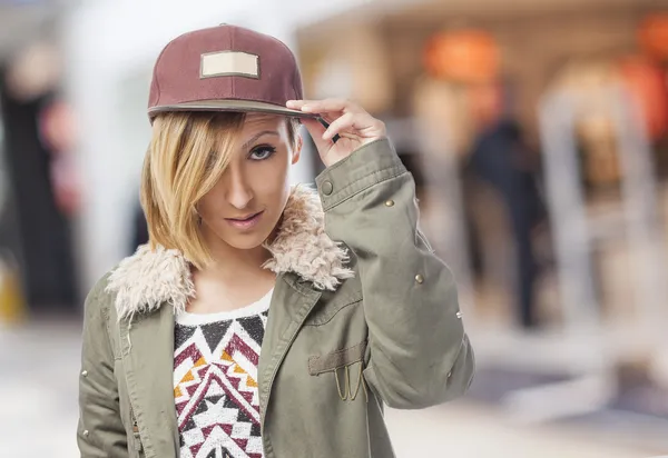 Mujer usando gorra —  Fotos de Stock