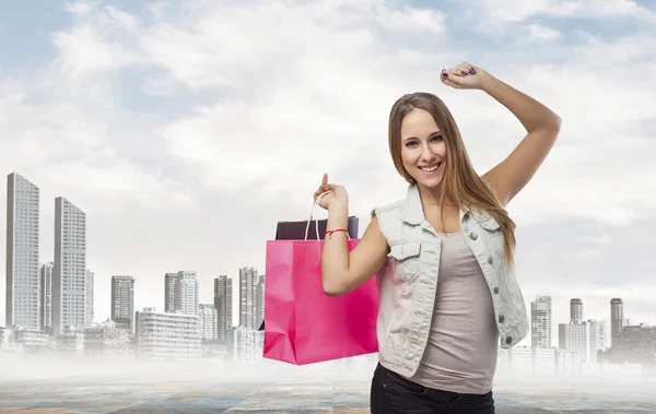 Mulher dançando com sacos de compras — Fotografia de Stock