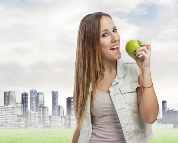 Woman eating apple — Stock Photo, Image