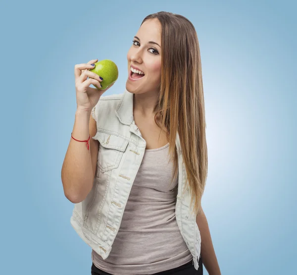 Frau isst Apfel — Stockfoto