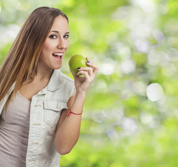 Frau isst Apfel — Stockfoto