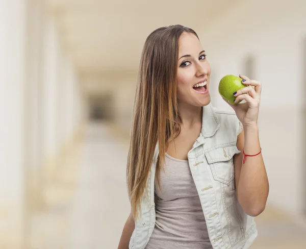 Жінка харчової apple — стокове фото