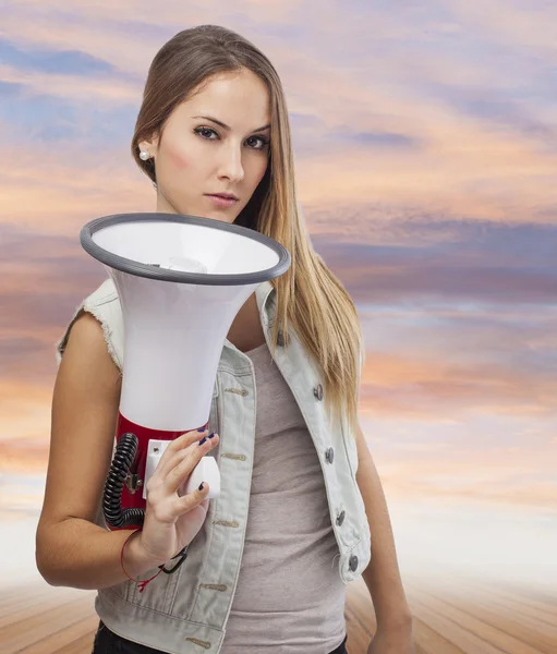 Mulher segurando megafone — Fotografia de Stock