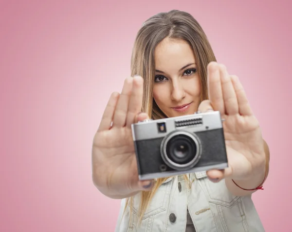 Mujer mostrando cámara — Foto de Stock