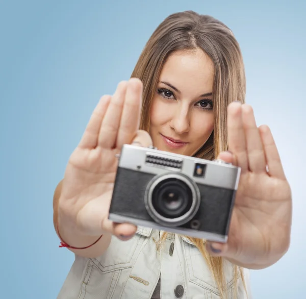 Mujer mostrando cámara — Foto de Stock