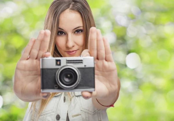 Mujer mostrando cámara — Foto de Stock
