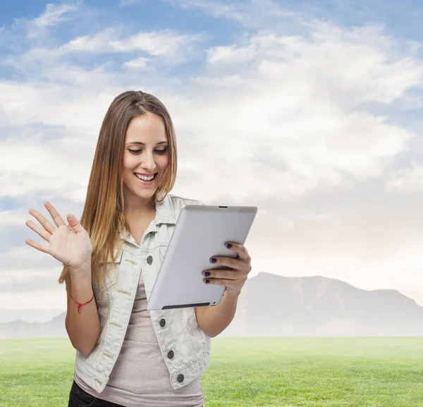 Vrouw met tablet — Stockfoto