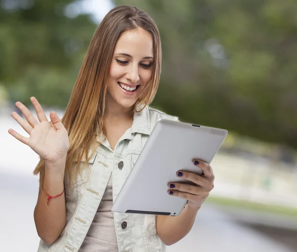 Frau mit Tablet — Stockfoto