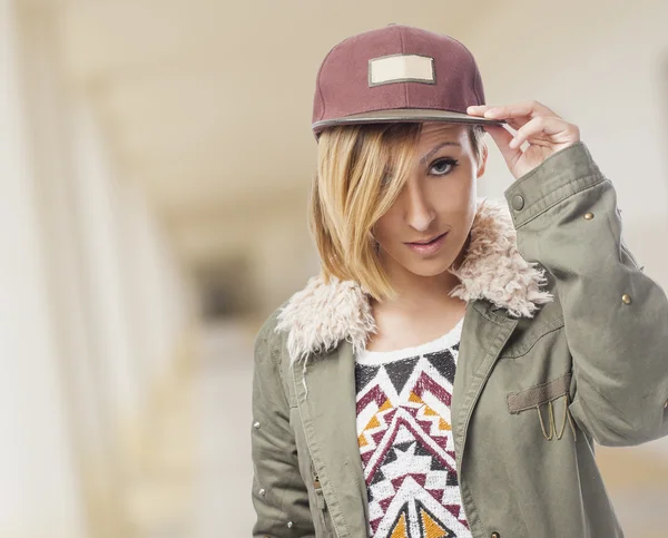 Mujer usando gorra —  Fotos de Stock