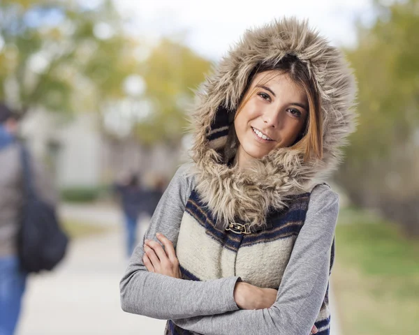 Vrouw dragen kap jas — Stockfoto