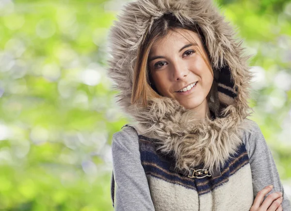 Kvinnan bär huva kappa — Stockfoto