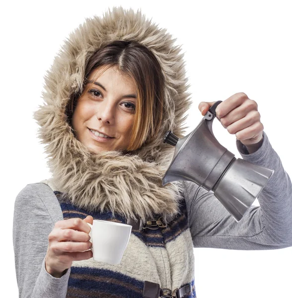 Vrouw voorbereiden kopje koffie — Stockfoto