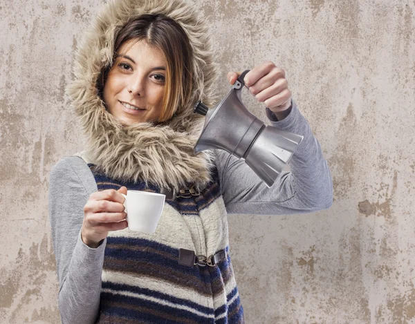 Vrouw voorbereiden kopje koffie — Stockfoto