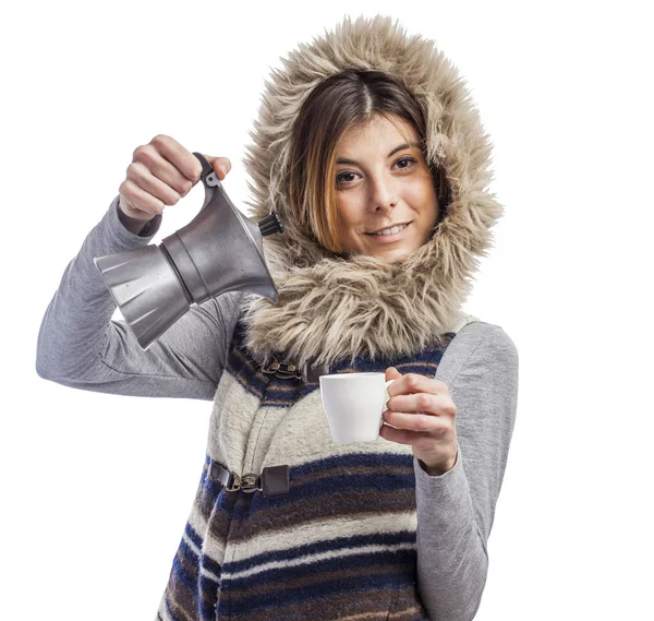 Kvinna förbereder kopp kaffe — Stockfoto